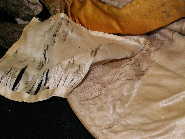 Particolare rimozione della toppa della manica destra